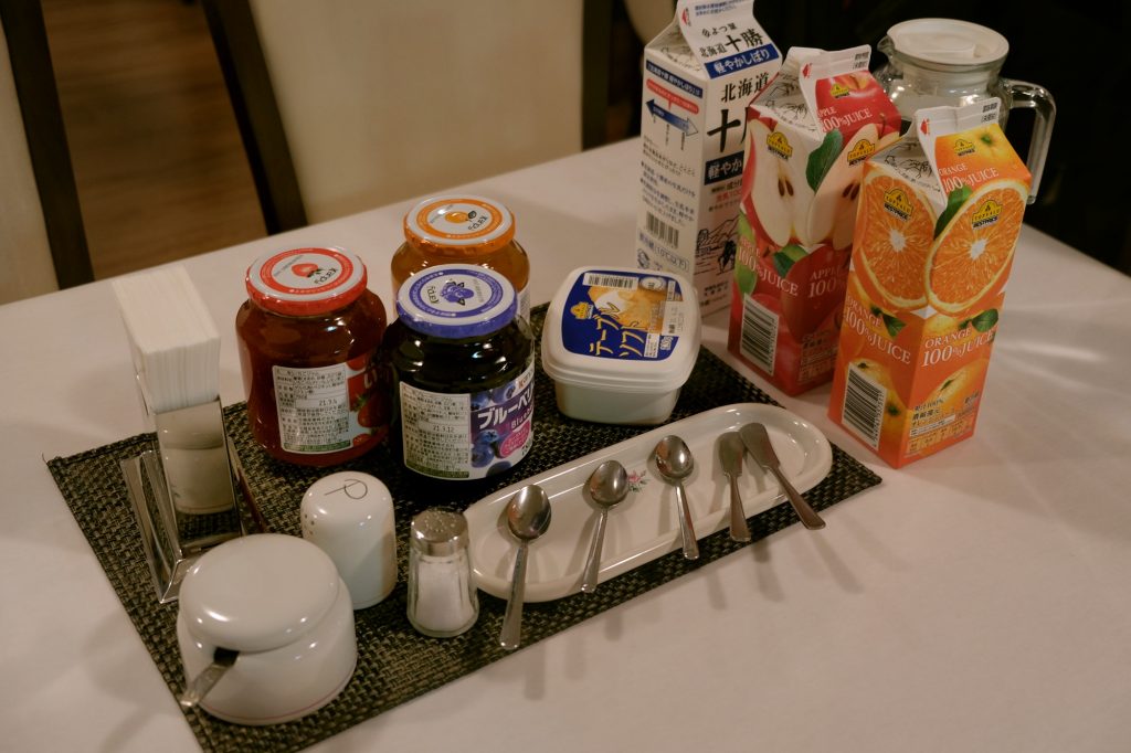 Table typique mise en place pour le petit déjeuner à Annupuri Mountain View Lodge