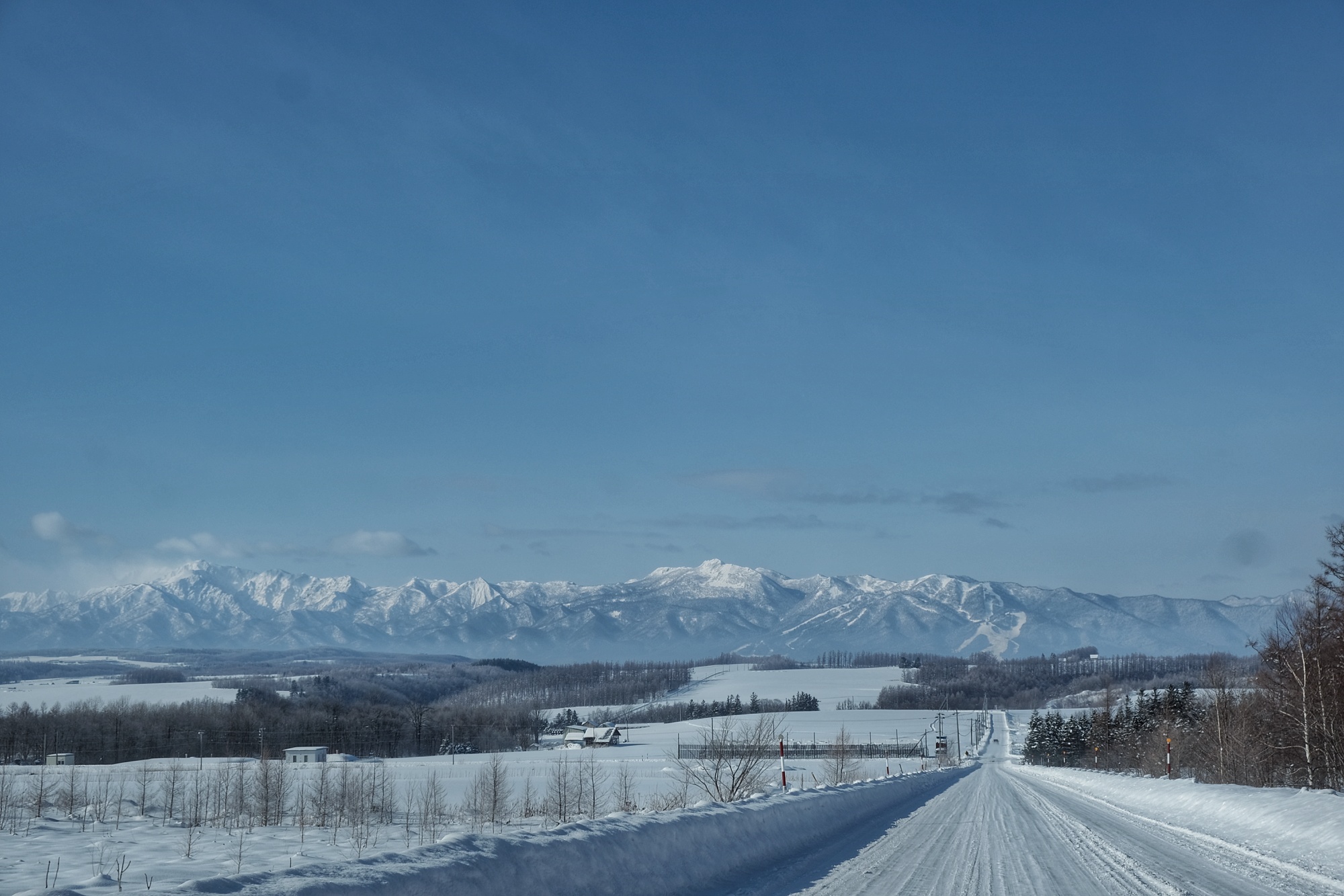 Grande route droite près de Furano