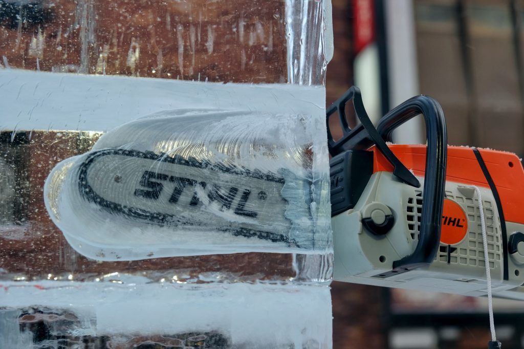 Tronçonneuse figée dans la glace (sponsor du festival de la neige de Sapporo)