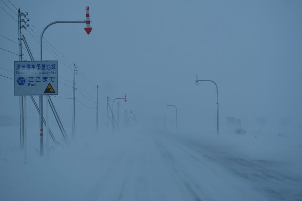 Le vent et la neige nous accompagnent le long de la route