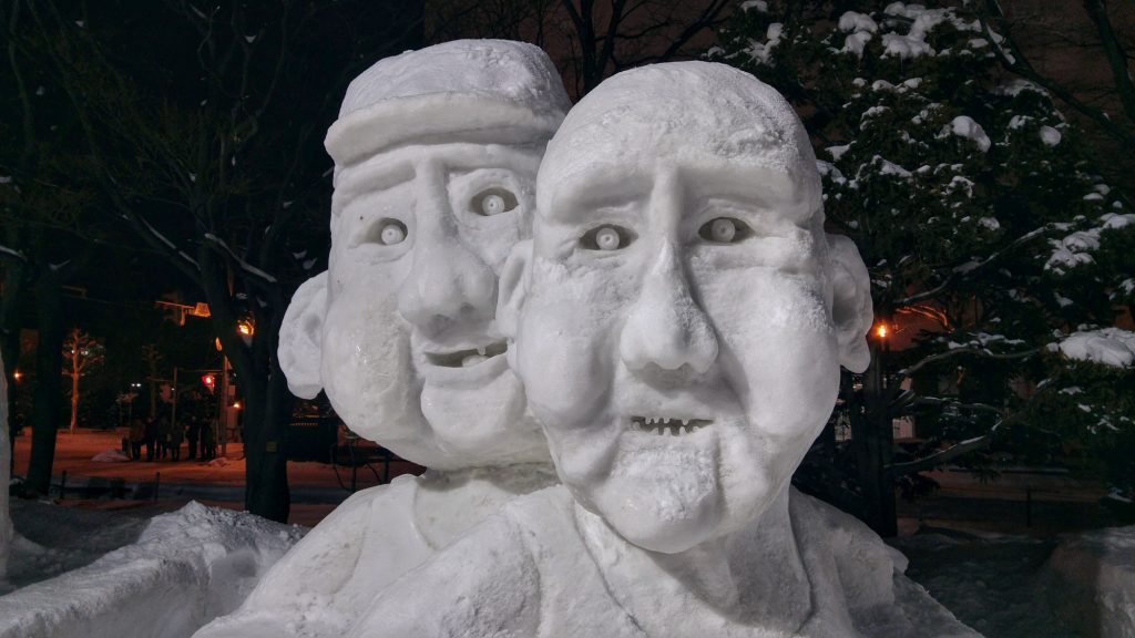 Sculpture de 2 vieux au festival de la neige de Sapporo