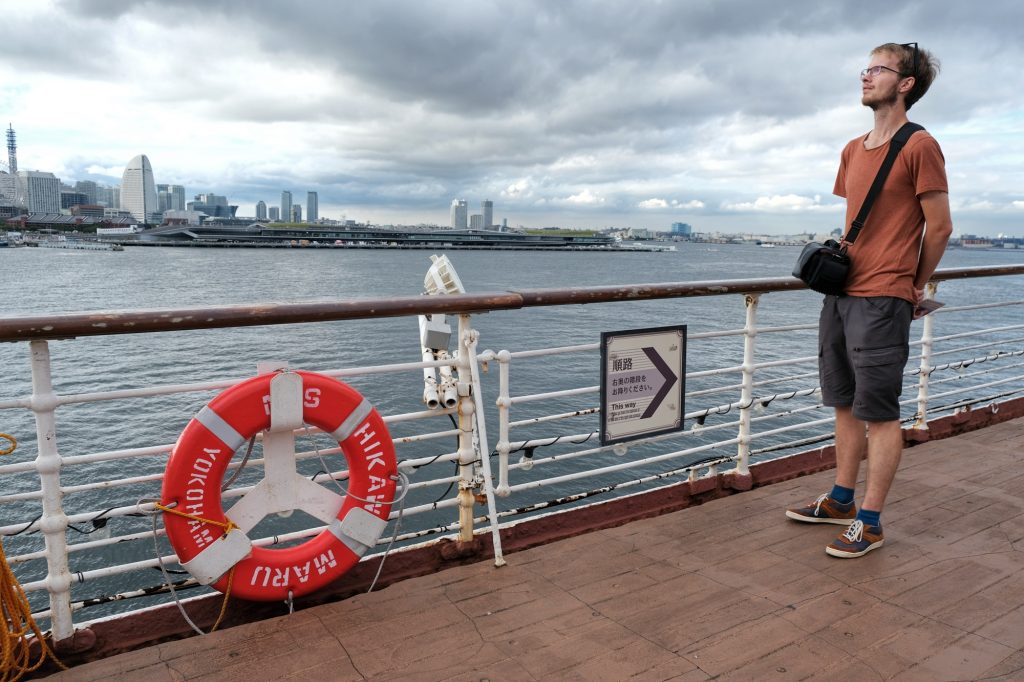 Vincent profite de l'air marin sur le Hikawa Maru à Yokohama