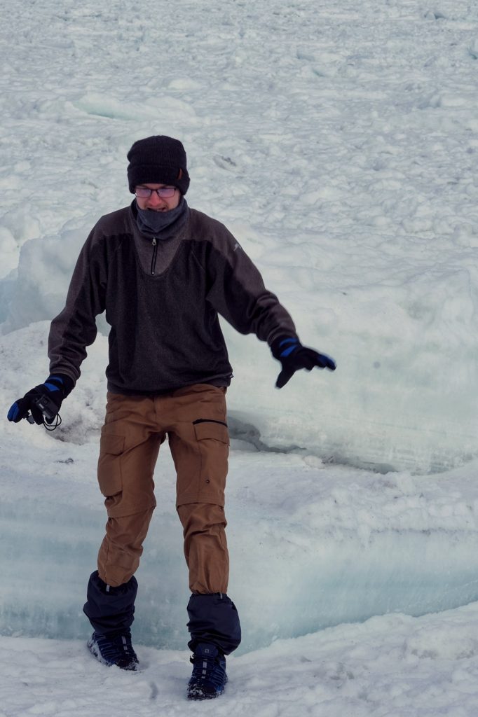 Vincent se déplace prudemment sur la glace de la mer d'Okhotsk