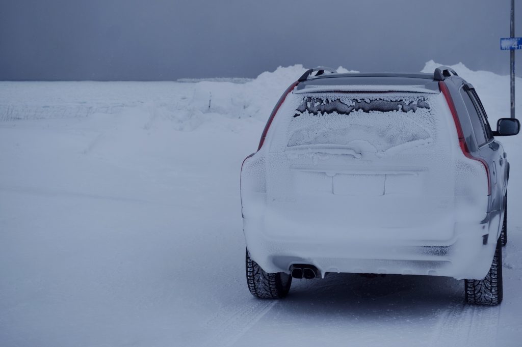 La neige s'accroche à la voiture