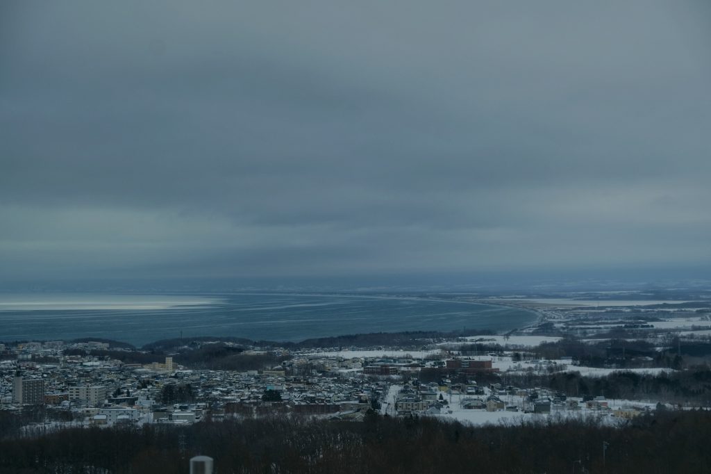 La mer d'Okhotsk à Abashiri et sa glace au large