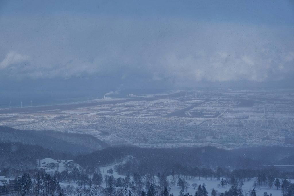 Vue de la ville et de la mer depuis la station de Sapporo Teine