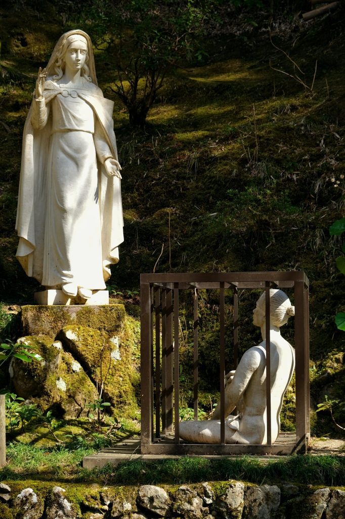 Statue représentant l'apparition de la Vierge Marie aux chrétiens de Tsuwano enfermés