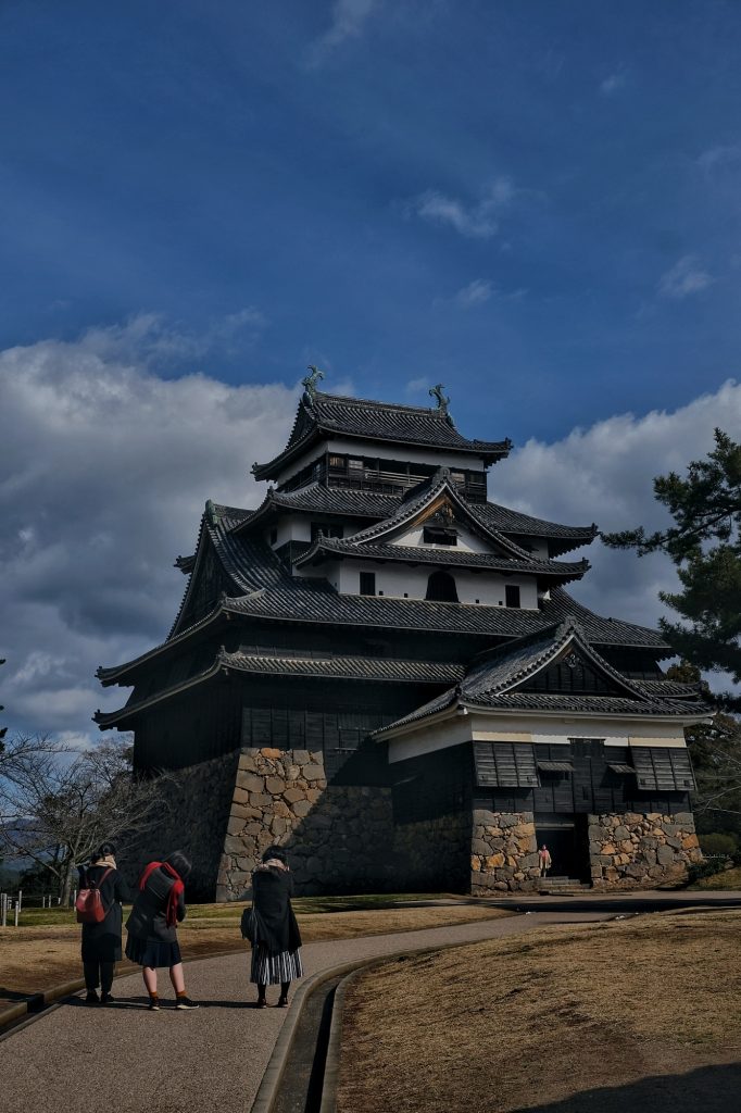 Des visiteurs arrivent au château de Matsue