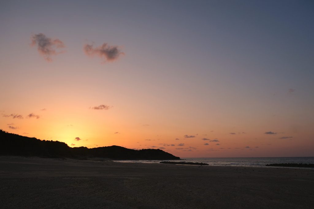 Coucher de soleil sur une plage de la mer du Japon