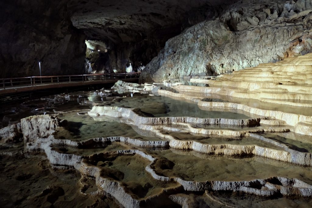 Formation rocheuse, rizières, dans la grotte d'Akiyoshido