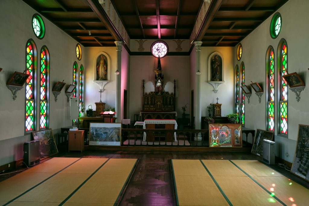 L'intérieur de l'église catholique de Tsuwano et ses tatamis