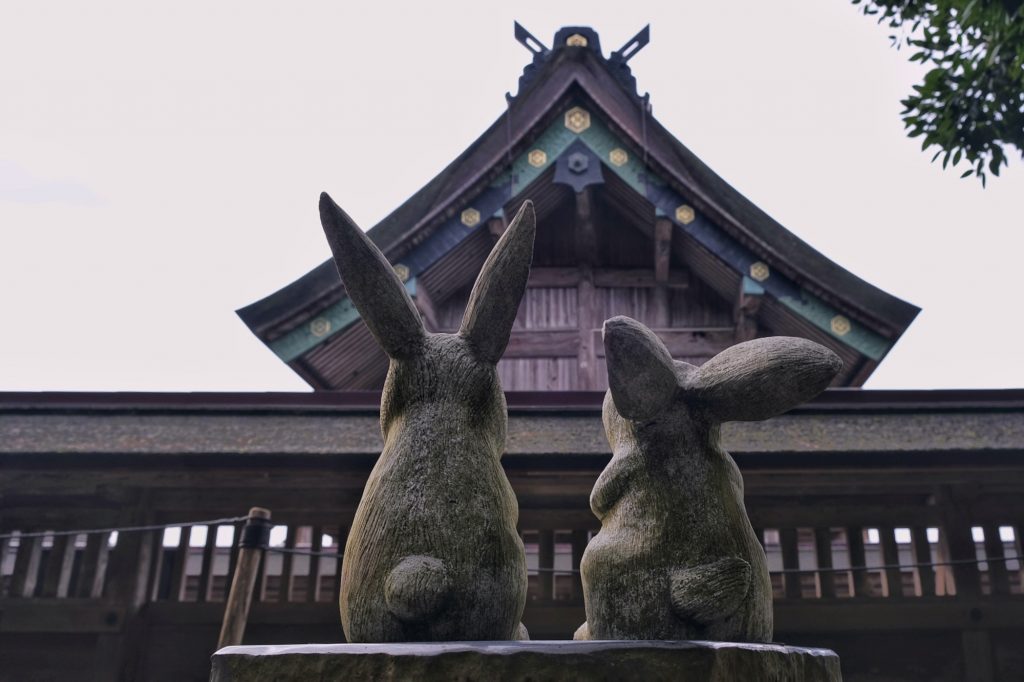 Petite sculpture de lapins contemplant le haut du Izumo Taisha
