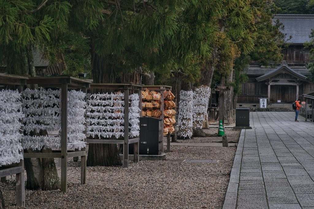 Les mauvaises fortunes accrochées sur les arbres du Izumo Taisha