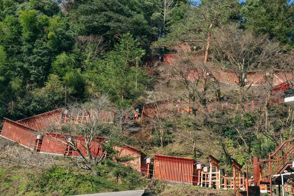Le chemin de toriis montant vers le temple Taikodani Inari Jinja à Tsuwano