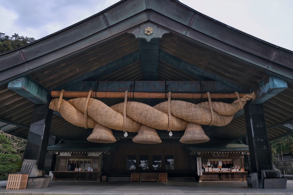 Le hall Okunigaeri et son immense corde tressée