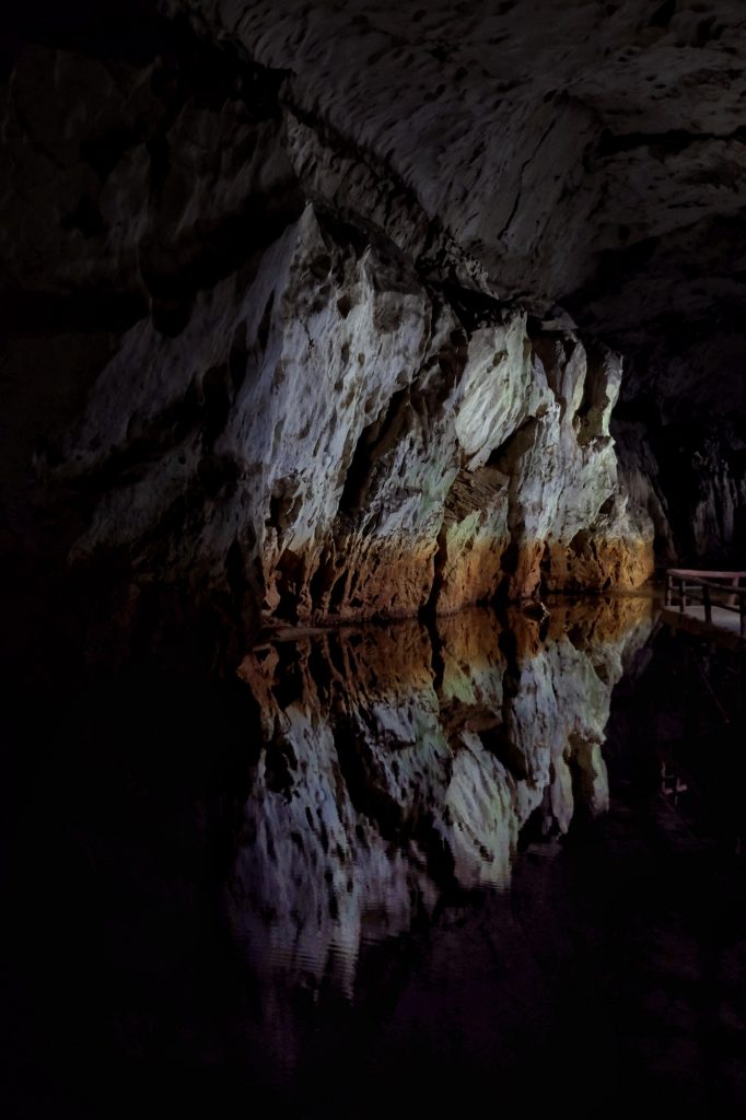 Reflet d'une paroi dans la rivière de la grotte d'Akiyoshido