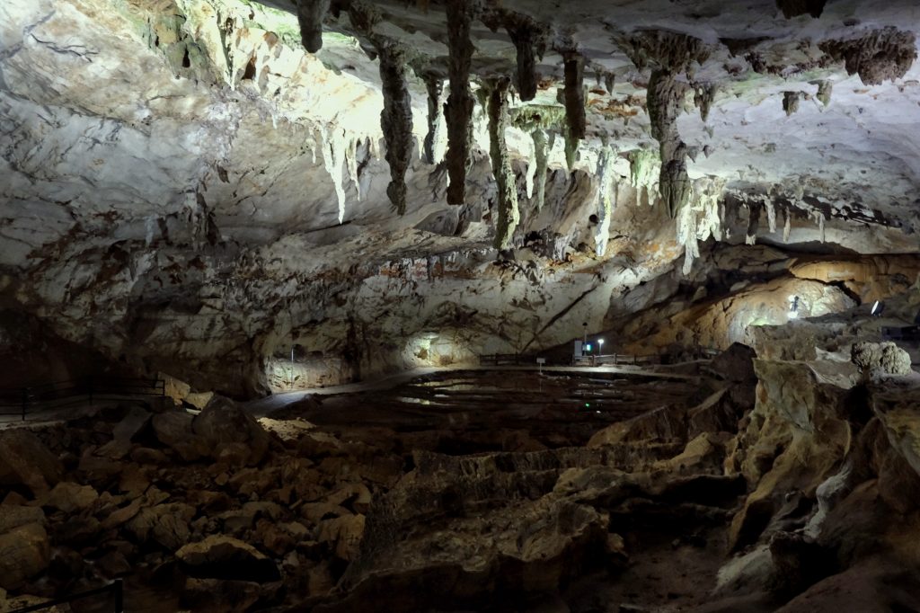 La grandeur de la grotte d'Akiyoshido