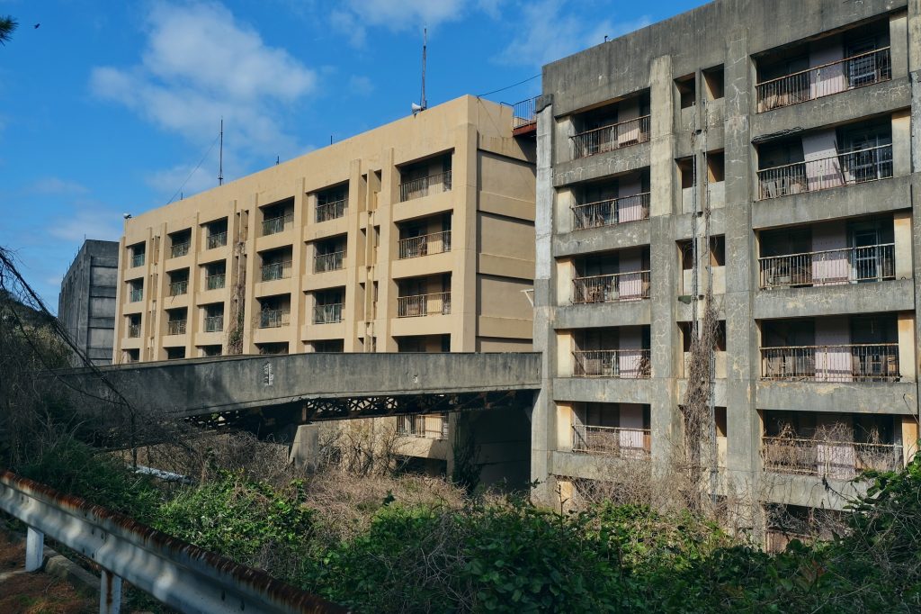 Des barres d'immeubles abandonnés sur Ikeshima