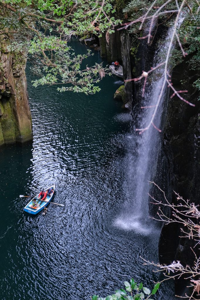Des visiteurs dans leur barque dans les gorges de Takachiho