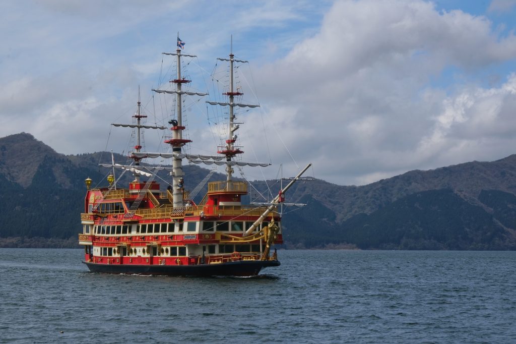 Un bateau touristique atypique sur le lac Ashi