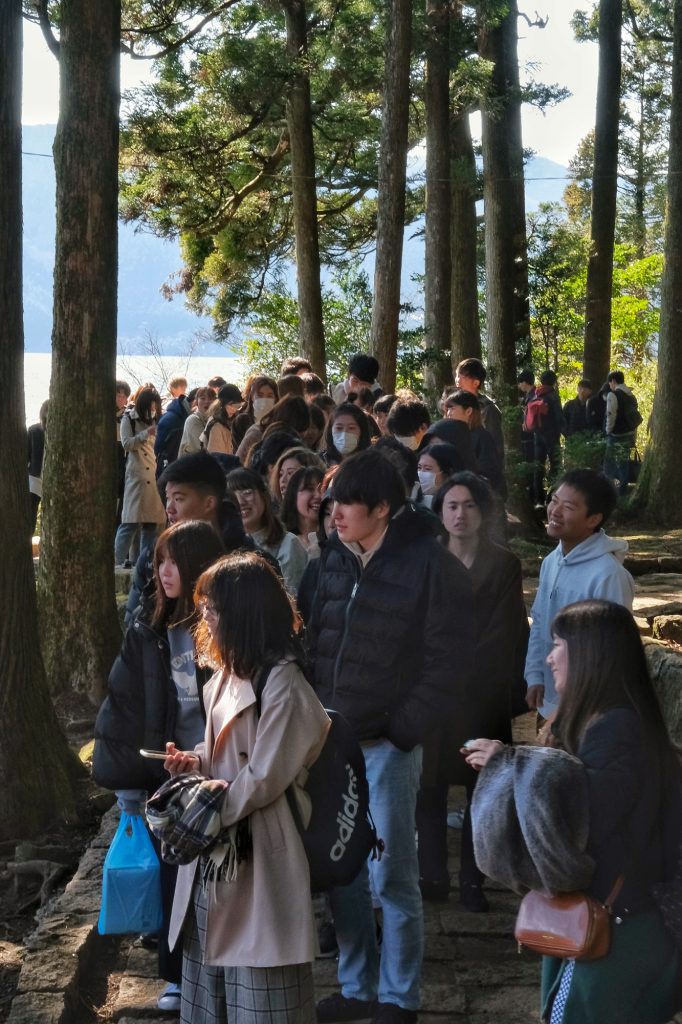 Beaucoup de monde font la queue pour se prendre en photo devant le torii du lac Ashi