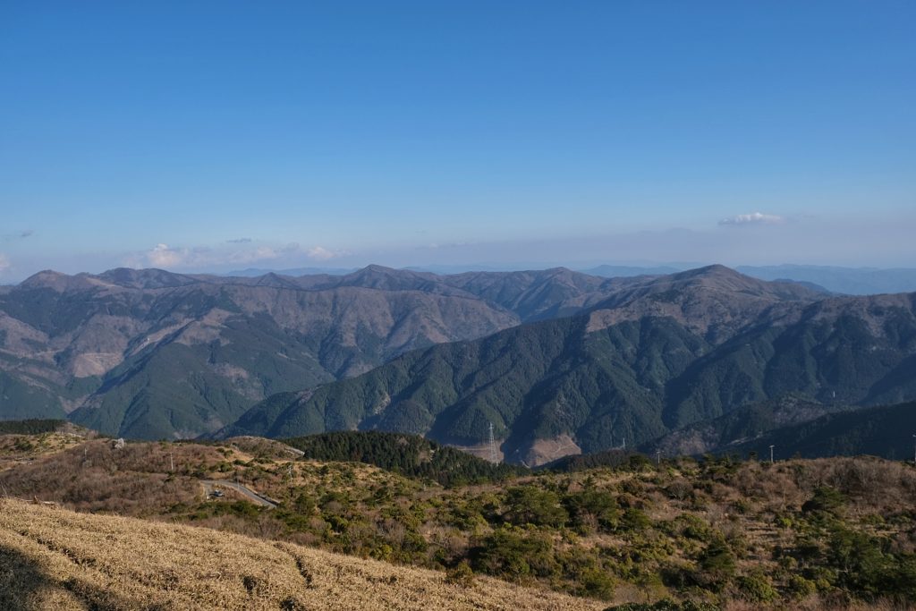 Une vue imprenable sur les montagnes alentours, notre voiture est en bas à gauche