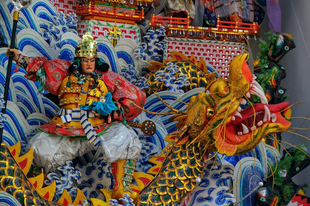Décoration d'un char de matsuri devant un temple de Fukuoka