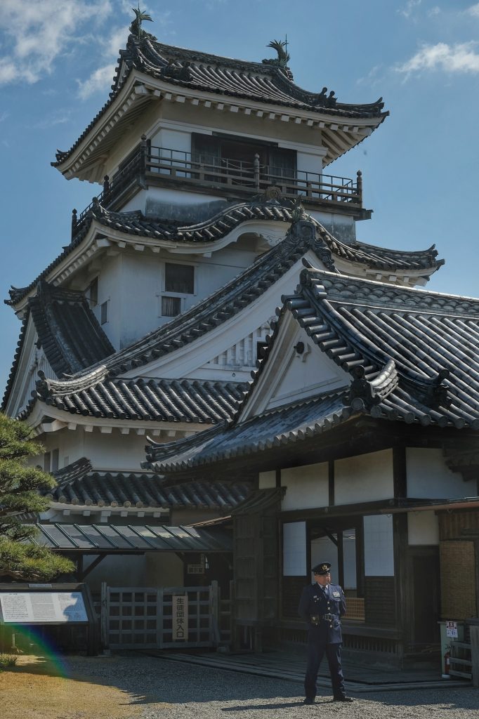 Le château de Kochi et son garde, fermé à cause du covid