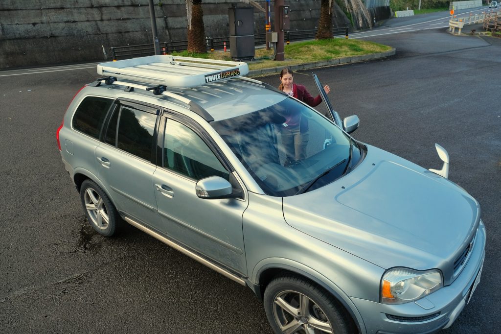 Arrêt au bord de l'océan Pacifique : Claire et notre voiture