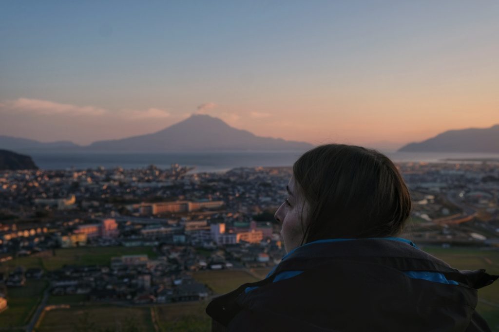 Claire observe le Sakurajima et la baie en fin de journée