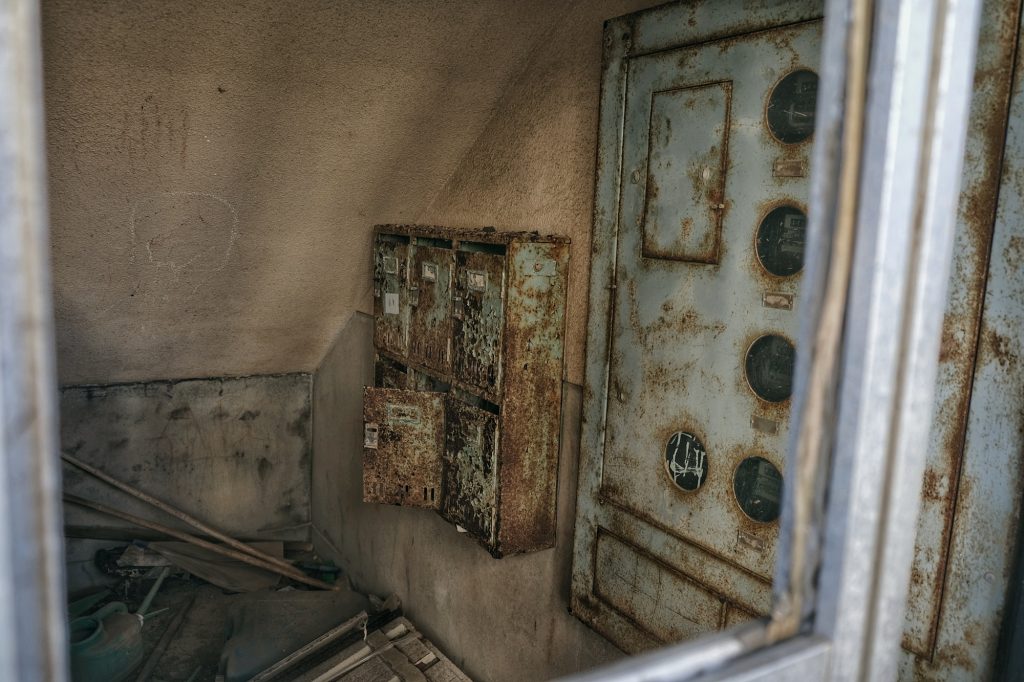 Compteurs électriques d'un immeuble abandonné sur Ikeshima