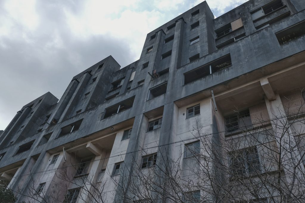 Des immeubles abandonnés menaçants sur l'île d'Ikeshima