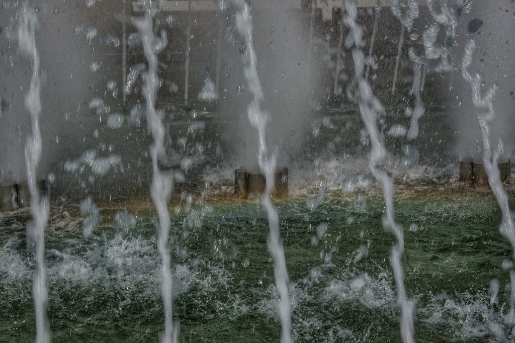 Arc-en-ciel dans la fontaine du musée de la science de Nagoya