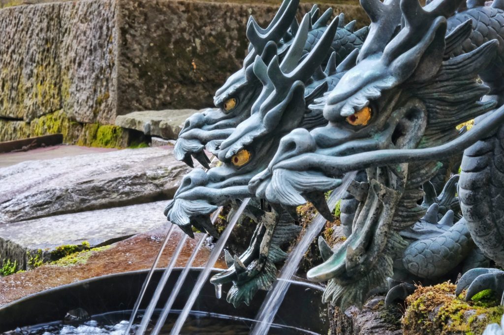 Les dragons du bassin du sanctuaire Hakone jinja