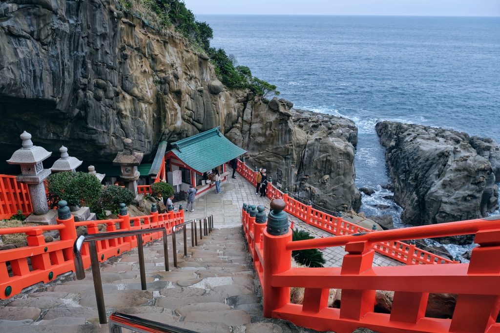 Les escaliers qui mènent au sanctuaire Udo-jingu