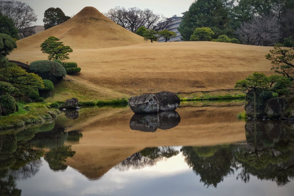 Le mini mont Fuji et son reflet au parc Suizenji