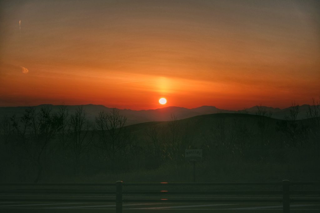 Un beau coucher de soleil pour nous motiver à monter notre galerie de toit