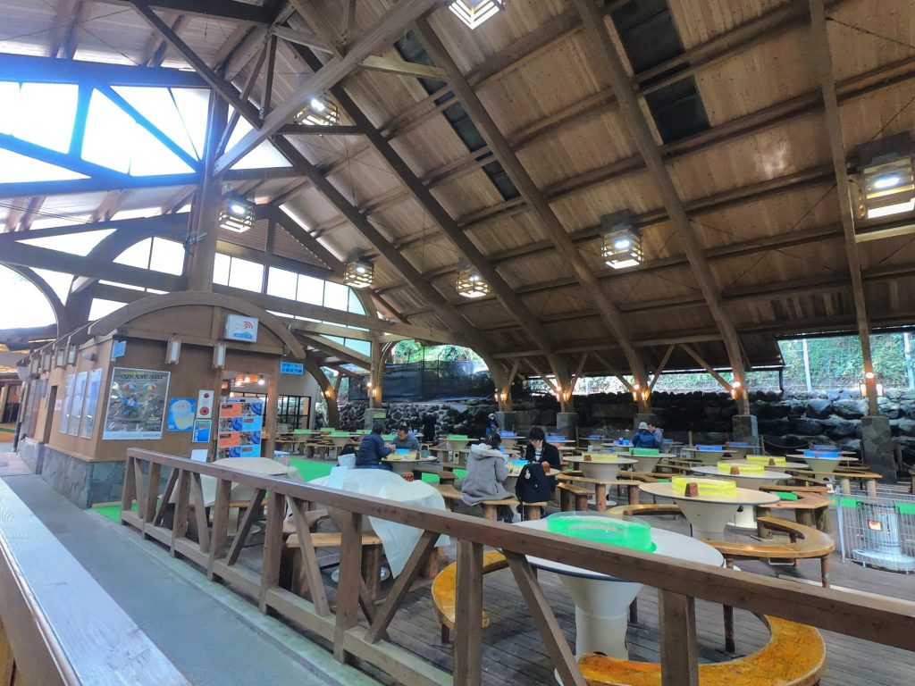 Le grand hall du restaurant de somen glissantes