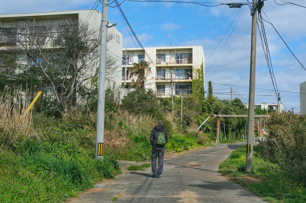 Vincent dans les quartiers d'immeubles (presque) entièrement abandonnés sur Ikeshima