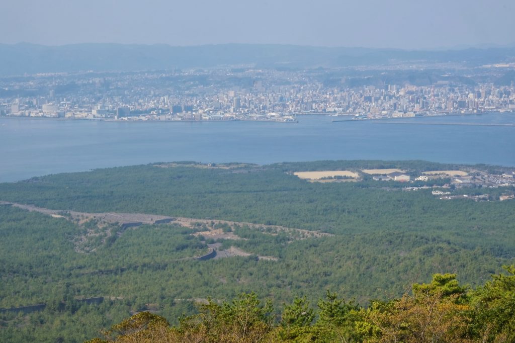 Vue de Kagoshima et des rigoles à lave du Sakurajima