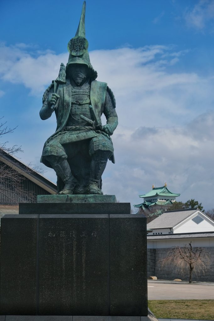 Statue de Kato Kiyamasa, guerrier et daimyo du XVI et XVIIe siècle, avec le château de Nagoya en fond