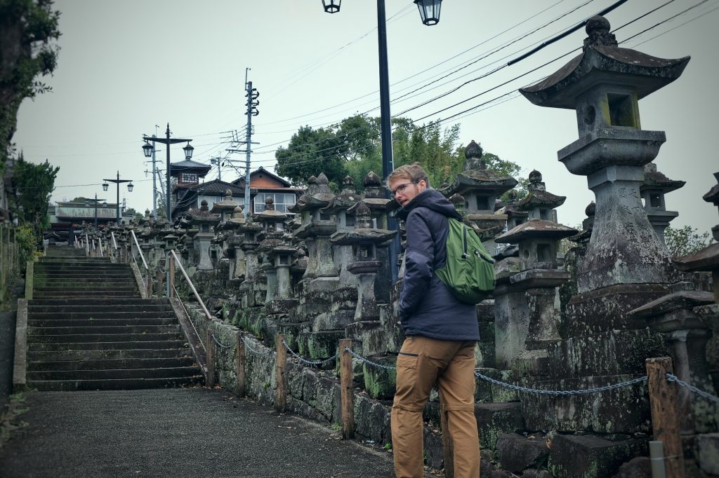 L'escalier et ses lanternes qui mène au Honmyo-ji