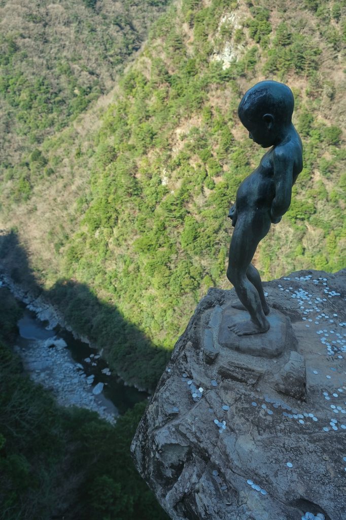 Prouver son courage depuis ce rocher vertigineux au-dessus de la vallée de l'Iya