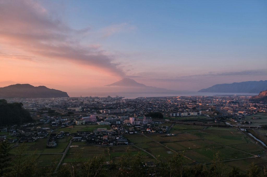 Le Sakurajima au soleil levant et sa traînée de fumée