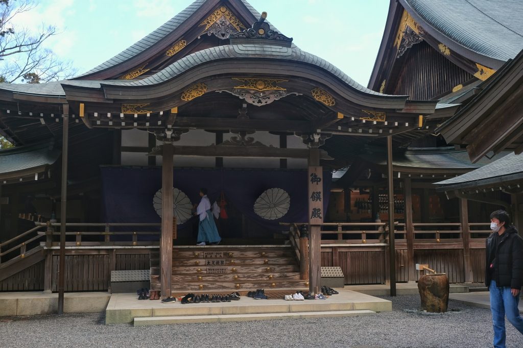 Une prêtresse dans un sanctuaire près de l'Ise Jingu