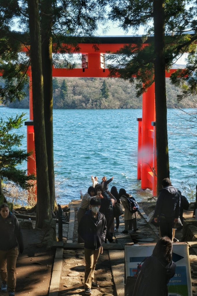 Difficile d'avoir sa photo en première ligne du torii du Hakone jinja