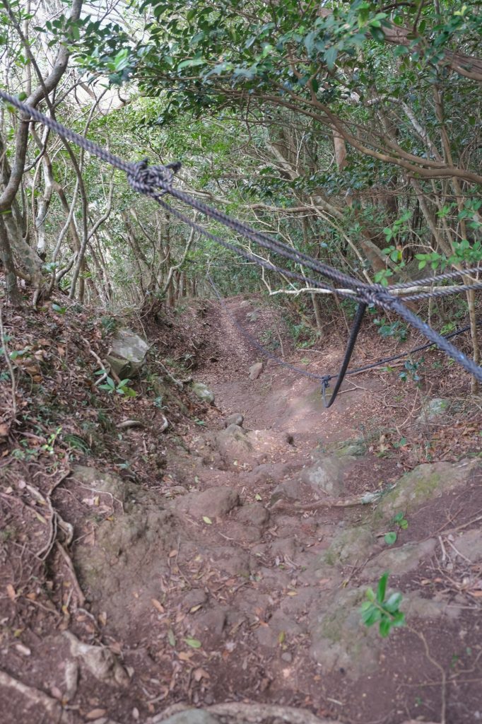 Randonnée entre cordes et pentes glissantes sur le mont Shijiki