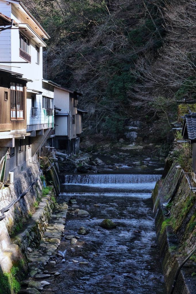 Des établissements de chaque côté de la rivière de Kurokawa Onsen