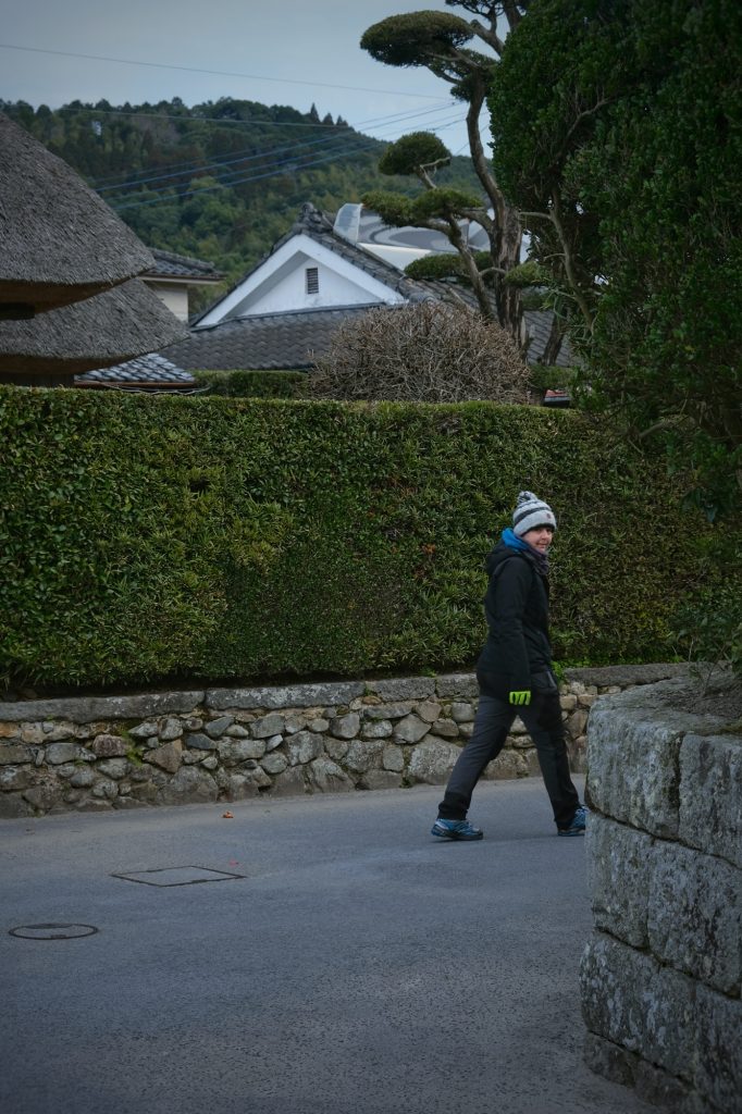 Claire arpente les rues du quartier de Samouraïs de Chiran
