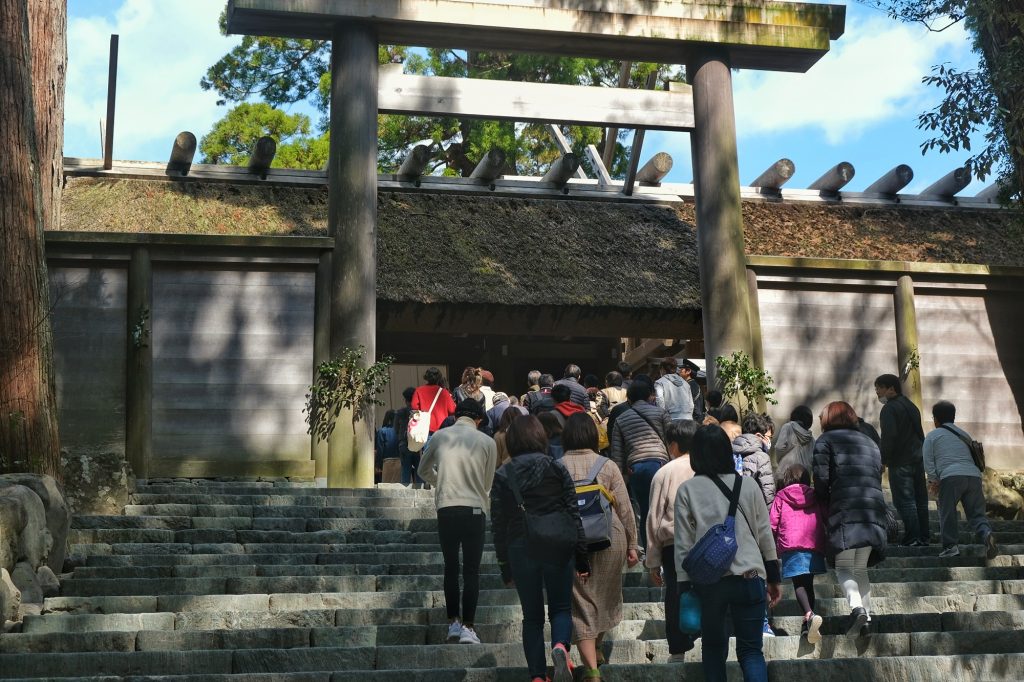 Les gens font la queue pour entrer dans l'enceinte de l'Ise Jingu